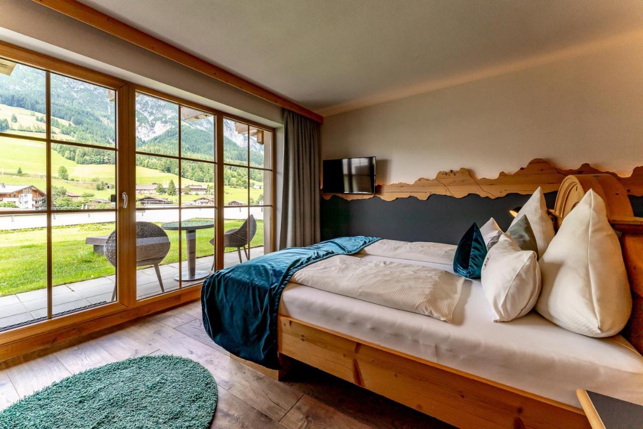 Deluxe Room,1586117301:JPEG